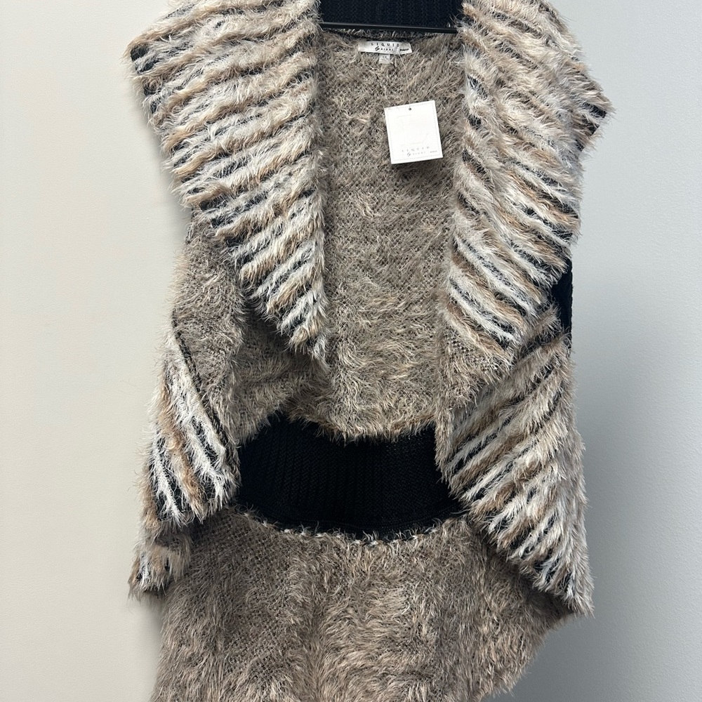 Plus size vest - Picture 4 of 5